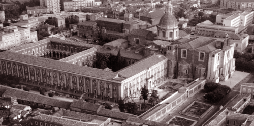 Vista aéra del monasterio benedictino de Catania. Los parecidos con El Escorial son extraordinarios
