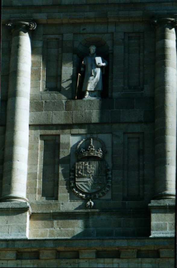 Statue de Saint-Laurent et le blason impérial